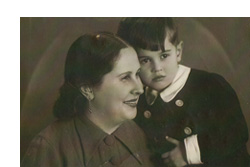 Thomas Mermall de niño en brazos de su madre en 1942