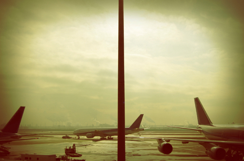 Imagen de una pista de aeropuerto con tres aviones parados