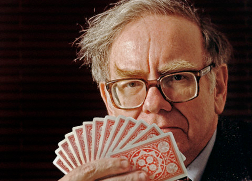 Imagen de Warren Buffet con una baraja de cartas en la mano