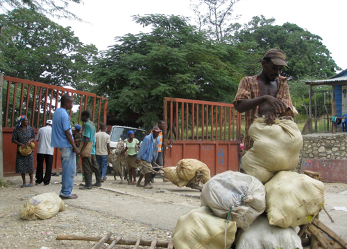 Haitianos cruzando la frontera en día de mercado a Elías Piña, República Dominicana 2009