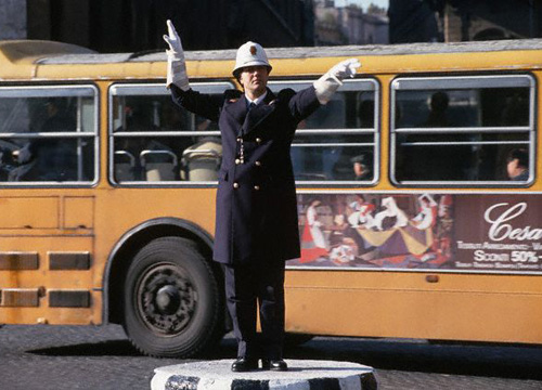 Agente de tráfico dirigiendo el tráfico en Londres. Peter Turnley