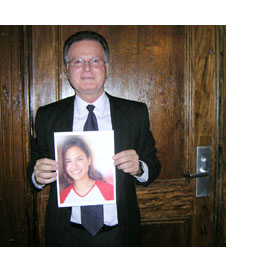 Jorge Vazquez con una fotografía de Claudina Isabel en las manos