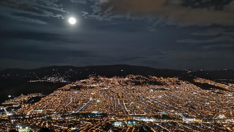 Luna llena en Medellín. Foto de Jonier Quiceno Ceballos @joqui___ 