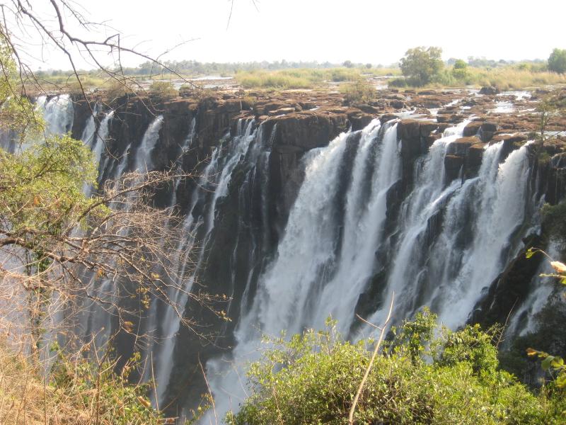 Vista de las cataratas Mosi-O-Tunya desde el margen zambiano