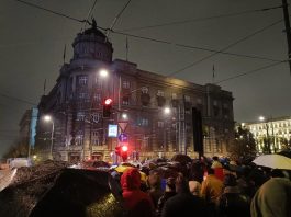 Protesta ante la sede del Gobierno serbio, 11 de noviembre de 2024.